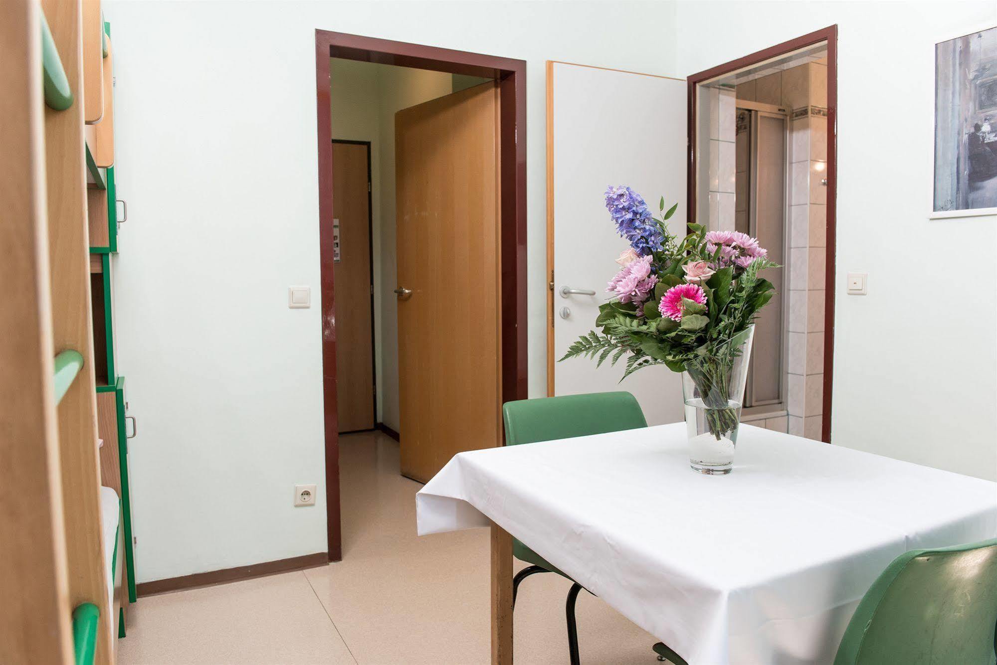 Hostel Huetteldorf Vienna Exterior photo