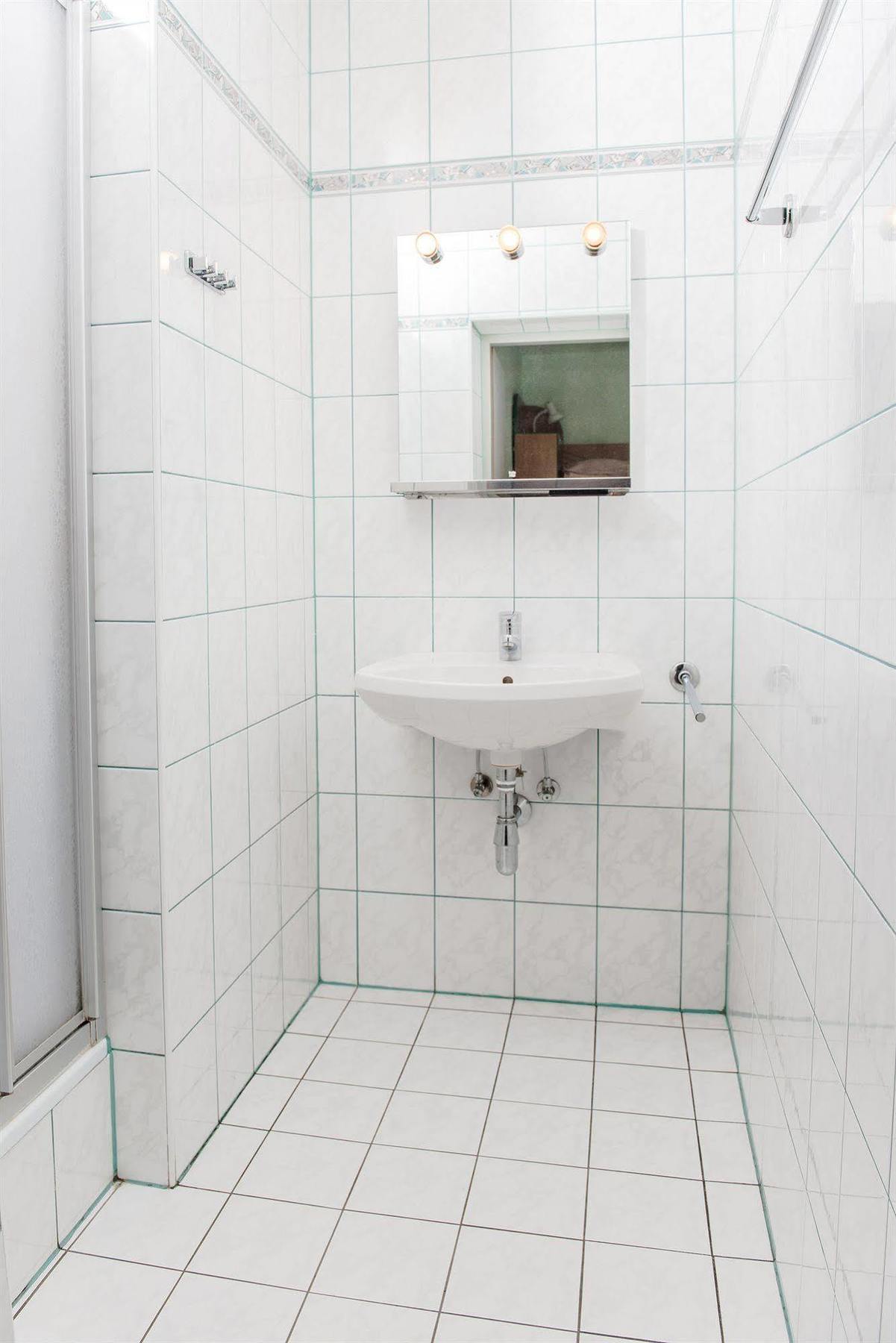 Hostel Huetteldorf Vienna Exterior photo